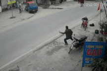 Xe tải chở máy xúc "mất lái" đè lên người đàn ông đứng bên đường