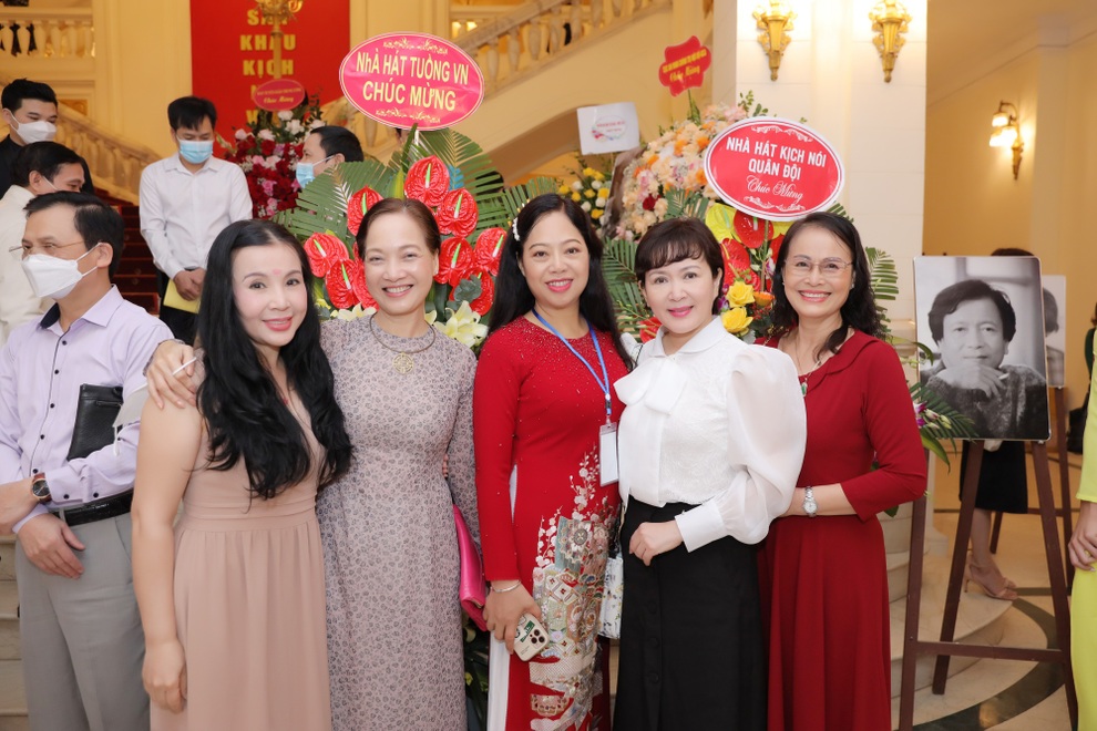 Thu Quỳnh Hương vị tình thân bật khóc mong kịch nói về thời hoàng kim - 7 Thu Quỳnh Hương vị tình thân bật khóc mong kịch nói về thời hoàng kim - 7