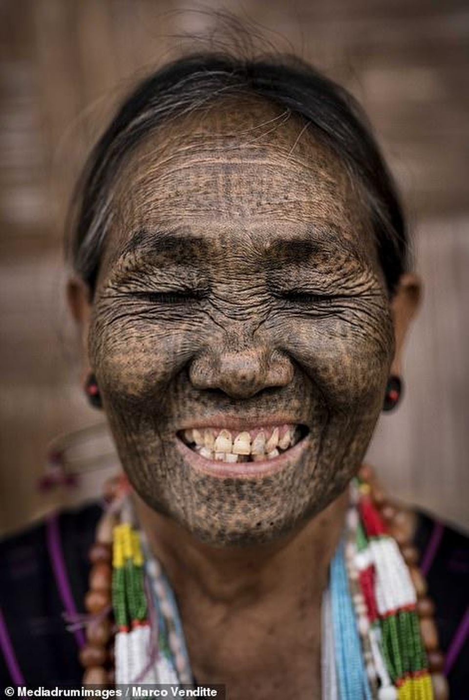 Ở nơi phụ nữ phải xăm kín mặt để tránh bị bắt... về làm vợ - 1 Ở nơi phụ nữ phải xăm kín mặt để tránh bị bắt... về làm vợ - 1