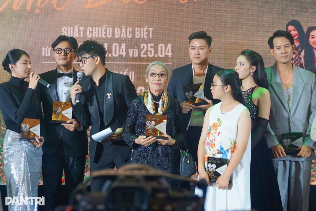 Lý Hải đưa mẹ 99 tuổi cùng gần 20 người thân ở quê dự ra mắt Lật mặt 7 - 3