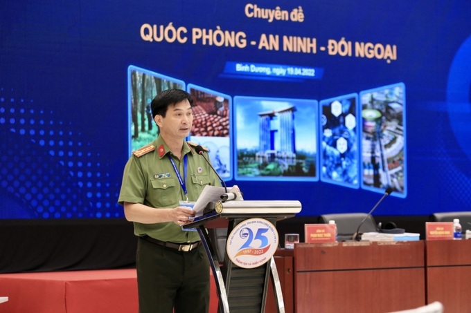 Đại tá - Phó Giáo sư - Tiến sĩ Trịnh Ngọc Quyên báo cáo đề dẫn chuyên đề quốc phòng - an ninh - đối ngoại. (Ảnh: XUÂN THI)