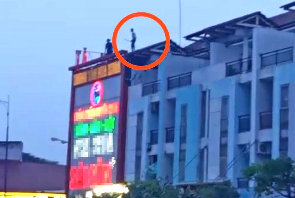 Thanh niên nghi “ngáo đá”, cầm hung khí cố thủ trên nóc nhà 3 tầng - 2 Thanh niên nghi “ngáo đá”, cầm hung khí cố thủ trên nóc nhà 3 tầng - 2