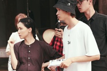 Stylist kể chuyện ngâm áo bằng nước trà cho Hòa Minzy trong MV đang gây sốt