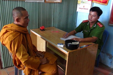 Nhà nghèo, giả danh nhà sư… đi xin tiền kiếm sống?