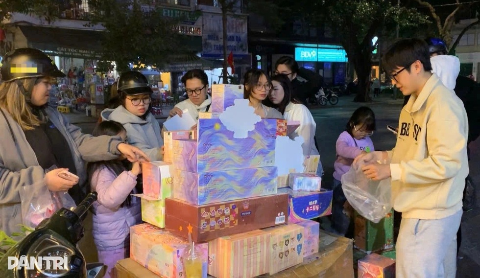 Bán Baby Three ở vỉa hè, cặp đôi Gen Z kiếm hàng chục triệu đồng mỗi tháng