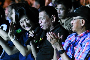 Tổng thống Philippines Duterte trổ tài ca hát