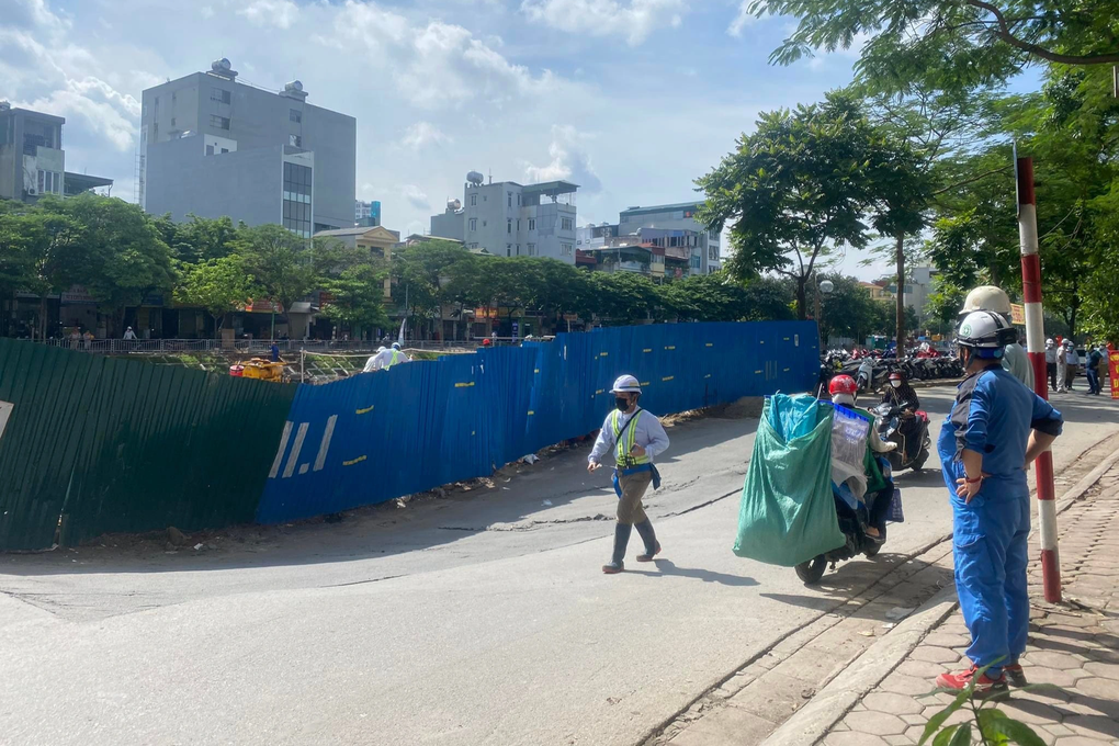 Hà Nội: Đường ven sông Tô Lịch đột ngột lún sâu - 2 Hà Nội: Đường ven sông Tô Lịch đột ngột lún sâu - 2