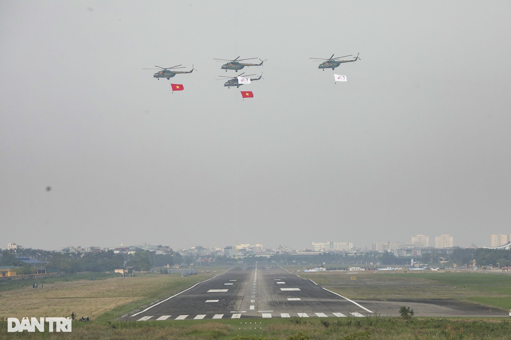 SU-30MK2 chao lượn trên bầu trời thỏa lòng mong mỏi của người dân Thủ đô - 2