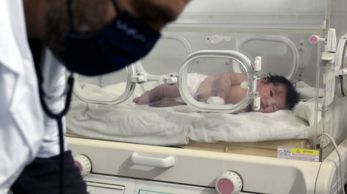 Aya sẽ được bác ruột đón về nhà chăm sóc sau khi xuất viện. Ảnh: AP