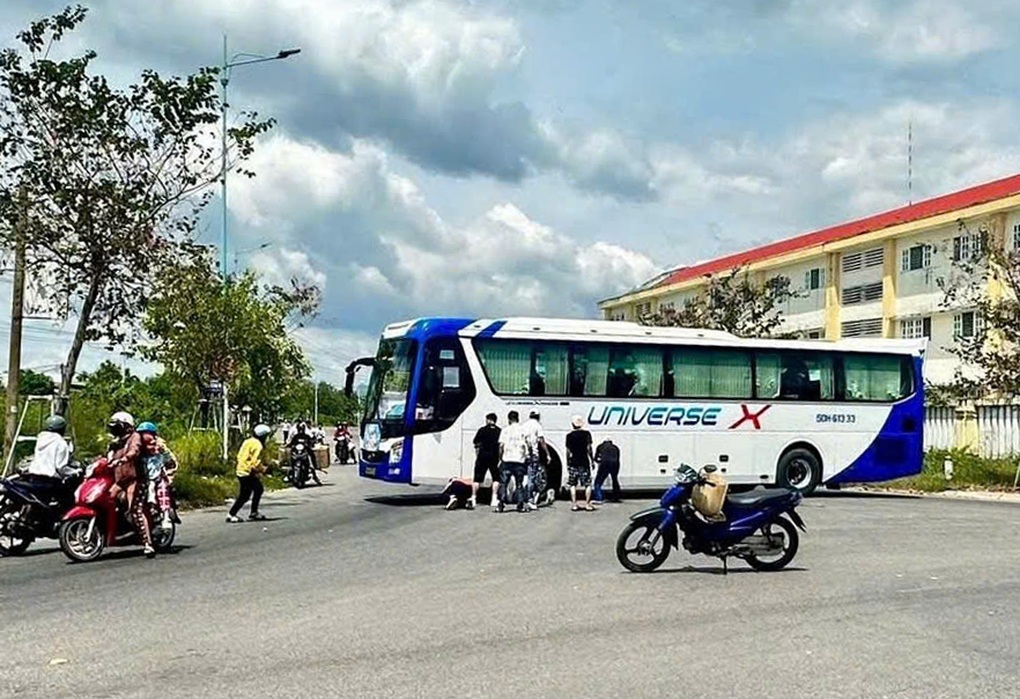 Nữ sinh ở Lâm Đồng thoát chết khi bị ô tô cuốn vào gầm - 1 Nữ sinh ở Lâm Đồng thoát chết khi bị ô tô cuốn vào gầm - 1