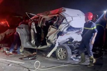 Ô tô con biến dạng sau tai nạn giữa 4 xe trên cao tốc TPHCM - Trung Lương