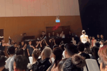 Lương Thùy Linh hóa cô dâu, tung hoa cưới trên sàn diễn thời trang