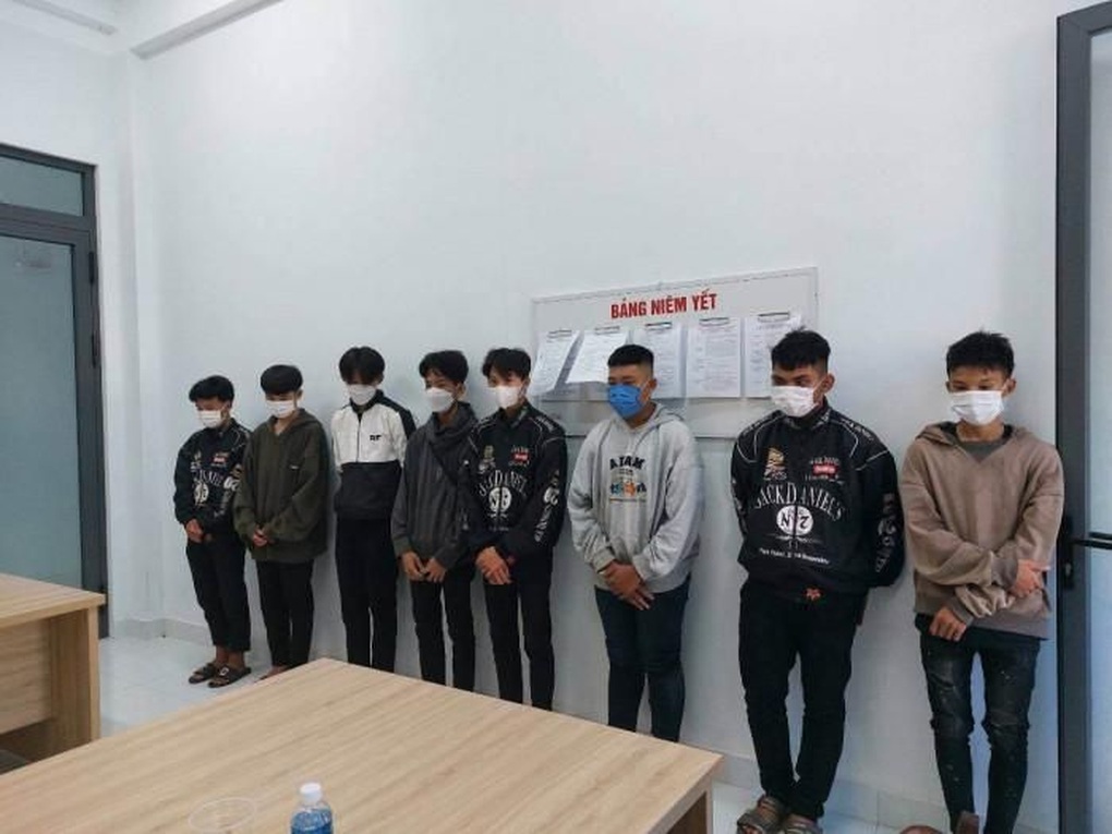 Cảnh sát cơ động bắt nóng nhóm thanh niên đua xe, lạng lách ở Bình Thuận - 1 Cảnh sát cơ động bắt nóng nhóm thanh niên đua xe, lạng lách ở Bình Thuận - 1