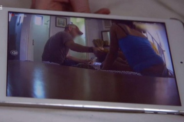 Choáng với cảnh mẹ bán con gái cho kẻ ấu dâm