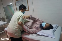 Chia đôi suất cơm, chồng nghèo nuôi giấc mơ cứu vợ khỏi bại liệt toàn thân