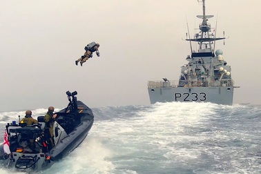 Video "người tên lửa" bay lượn như chim, đổ bộ chiến hạm Anh