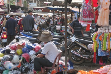 Người người đi sắm Tết, dịch vụ giữ xe “hốt bạc”