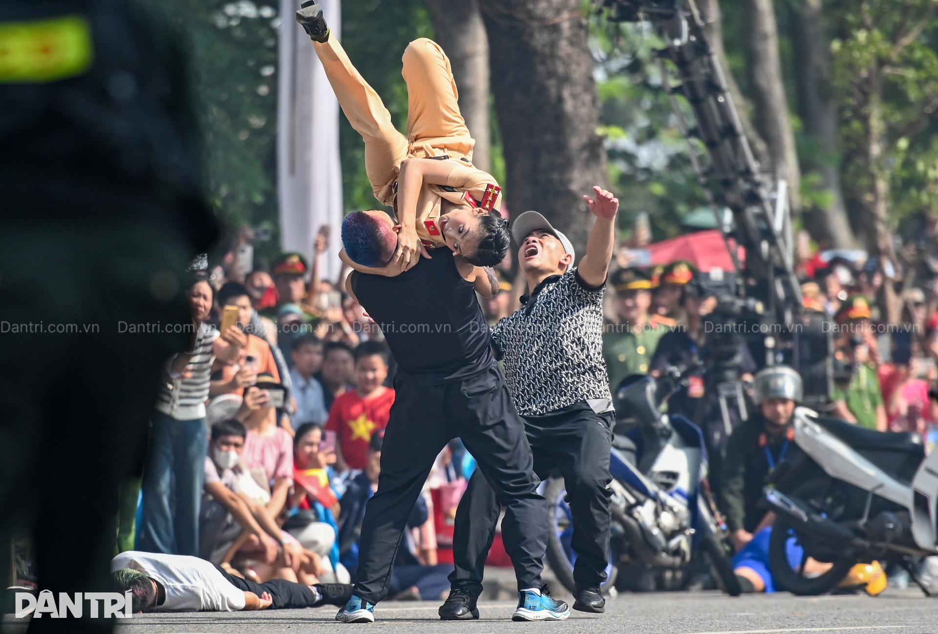 Báo thủ náo loạn, nữ CSGT bật san tô quật ngã tội phạm ở bờ hồ Hoàn Kiếm - 8 Báo thủ náo loạn, nữ CSGT bật san tô quật ngã tội phạm ở bờ hồ Hoàn Kiếm - 8
