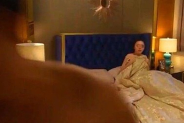 Nghi vợ có bồ, chồng rình 8 tiếng dưới gầm giường rồi vỡ òa vì sự thật