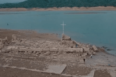 Thị trấn cổ 300 năm tuổi chìm cách đây nửa thế kỷ đột nhiên nổi lên giữa hồ