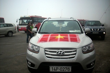 Cổ động viên hối hả vượt cửa khẩu sang Lào