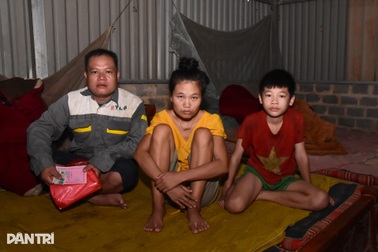 Người đàn ông khốn khổ vật lộn mưu sinh nuôi vợ tâm thần và 2 con thơ