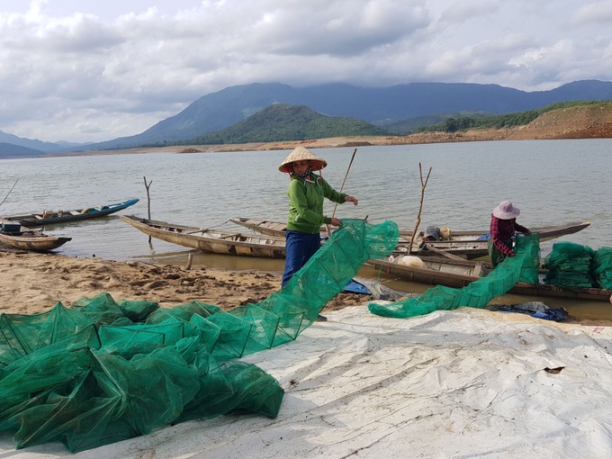 Người dân chật vật mưu sinh giữa lòng hồ thủy điện - Ảnh 7.