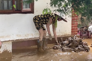 Gia đình ở Thái Nguyên mất trắng 5 tấn gà sau mưa lũ