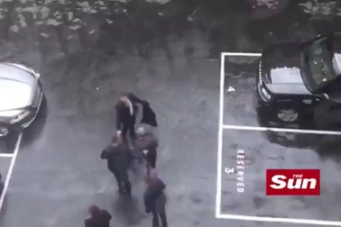 Khoảnh khắc Thủ tướng Anh hoảng hốt chạy ra xe khi nghe tin vụ khủng bố ở London