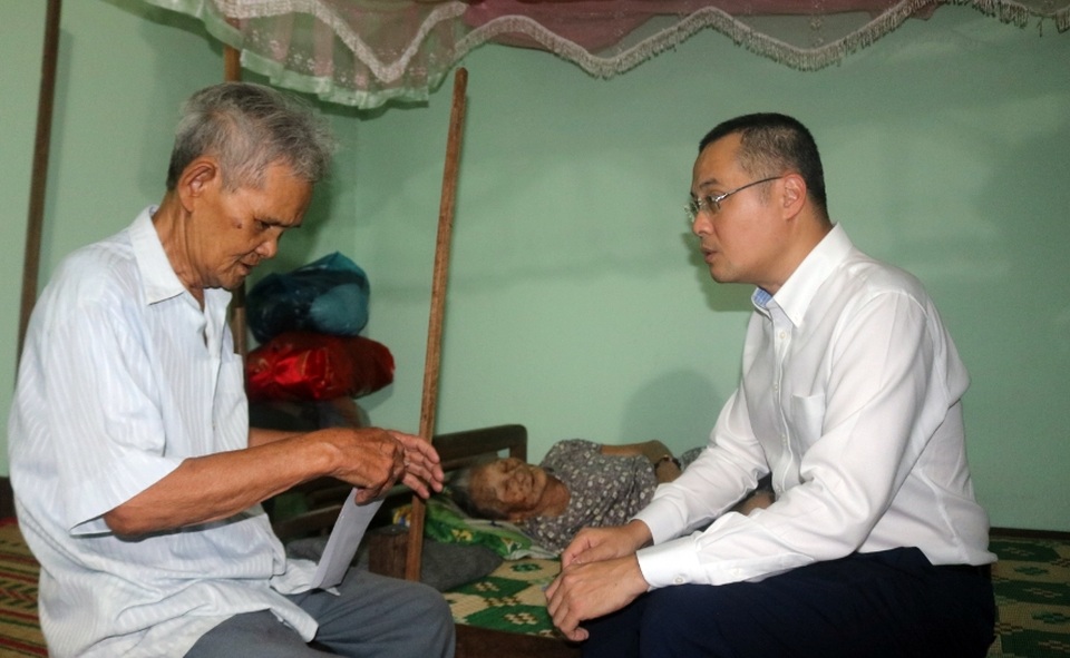 Chủ tịch tỉnh Phú Yên thăm, tặng quà mẹ liệt sĩ và các gia đình có công - 1 Chủ tịch tỉnh Phú Yên thăm, tặng quà mẹ liệt sĩ và các gia đình có công - 1