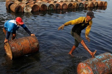 Vì sao giá dầu thô vẫn chưa ngừng lao dốc?