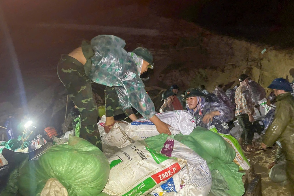 Dân cầu cứu, 500 chiến sĩ hành quân trong đêm hỗ trợ khẩn cấp - 3