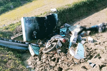 Xe máy đâm đổ cổng bê tông rồi bốc cháy, hai người thương vong