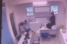 Camera ghi lại cảnh tên cướp nghi dùng súng cướp ngân hàng tại Đà Nẵng