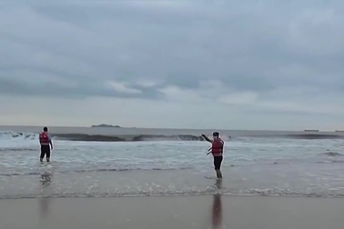 Gay cấn màn giải cứu người đuối nước trong sóng lớn của robot cứu hộ