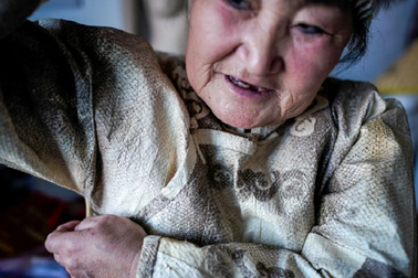 Người phụ nữ dệt bộ đồ cuối cùng làm từ... da cá