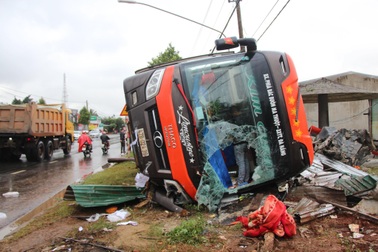 Xe khách lật đè gãy cột điện, hành khách la hét kêu cứu