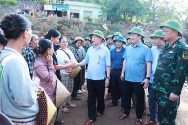 Phó Thủ tướng Hồ Đức Phớc: Không để người dân vùng lũ rơi vào cảnh đứt bữa