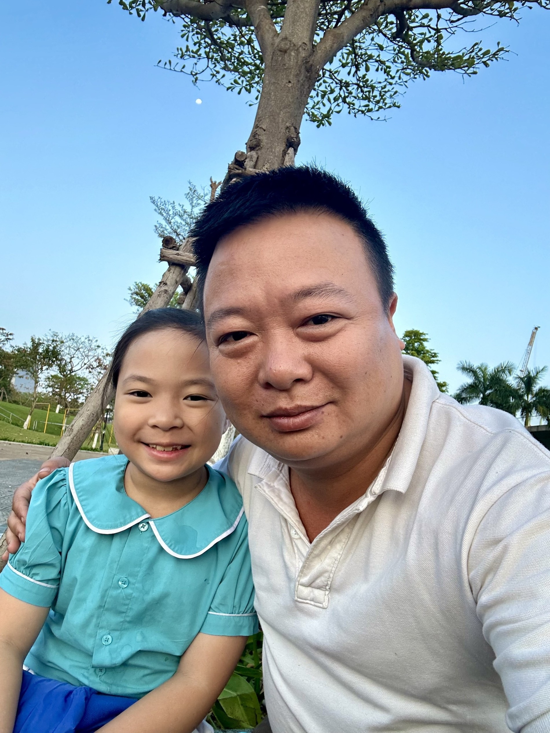 Câu chuyện cảm động đằng sau màn đón con hài hước của ông bố khủng long - 1 Câu chuyện cảm động đằng sau màn đón con hài hước của ông bố khủng long - 1