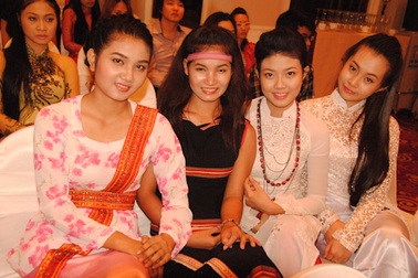 Hoa hậu các dân tộc phải... “giành giật” thí sinh