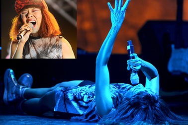 Trần Thu Hà nằm ngửa…hát giữa sân khấu