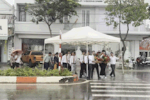 Nhà trai dùng rạp cưới để che mưa khi đến nhà gái ở Vũng Tàu gây sốt mạng