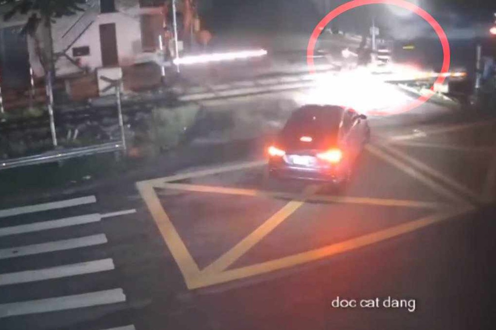 Dắt xe đạp qua đường sắt, người phụ nữ bị tàu hỏa tông tử vong - 1