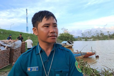 Chỉ huy trưởng quân sự lặn sâu 2m, mở cửa cứu thai phụ trong lũ