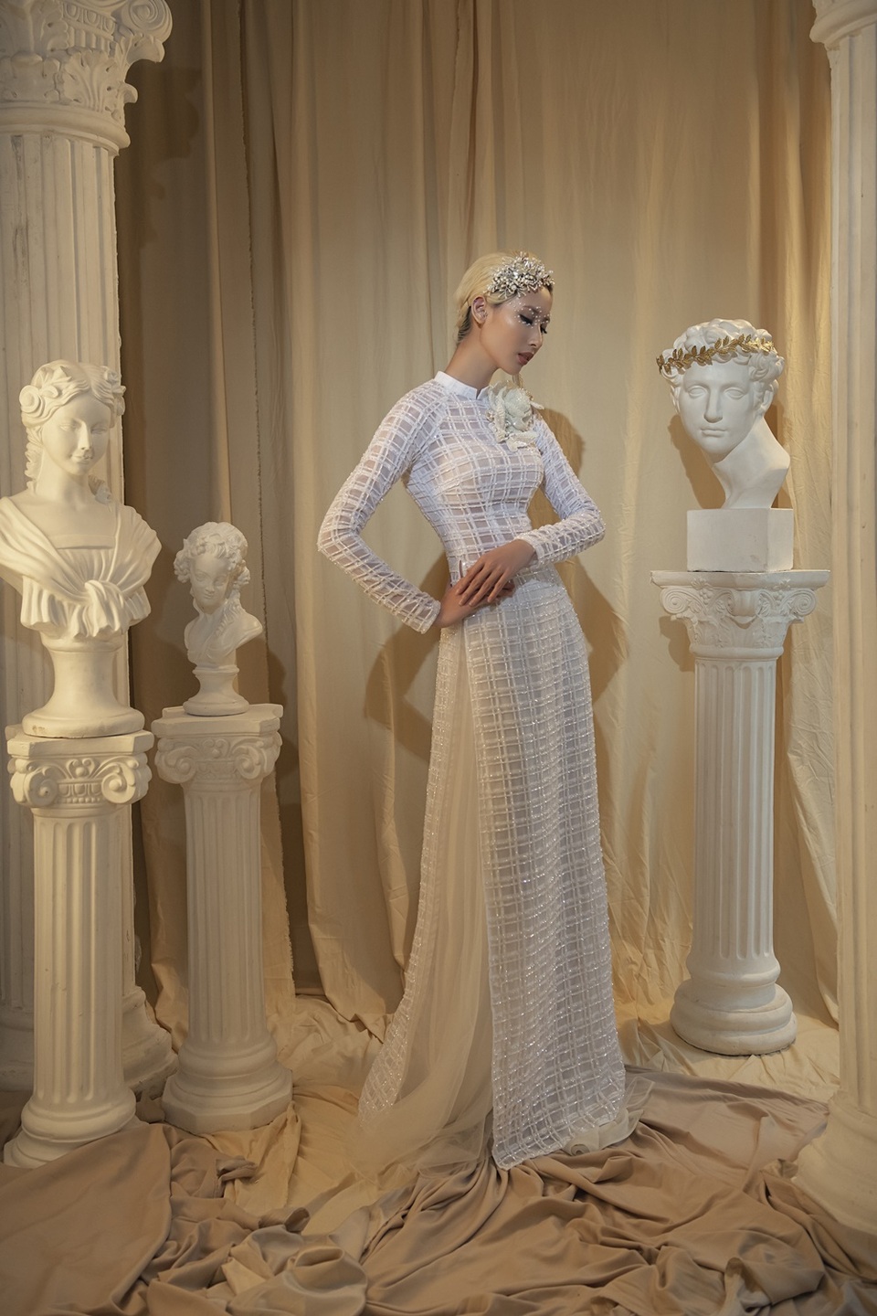 Hằng Nguyễn duyên dáng và cá tính với áo dài - 5