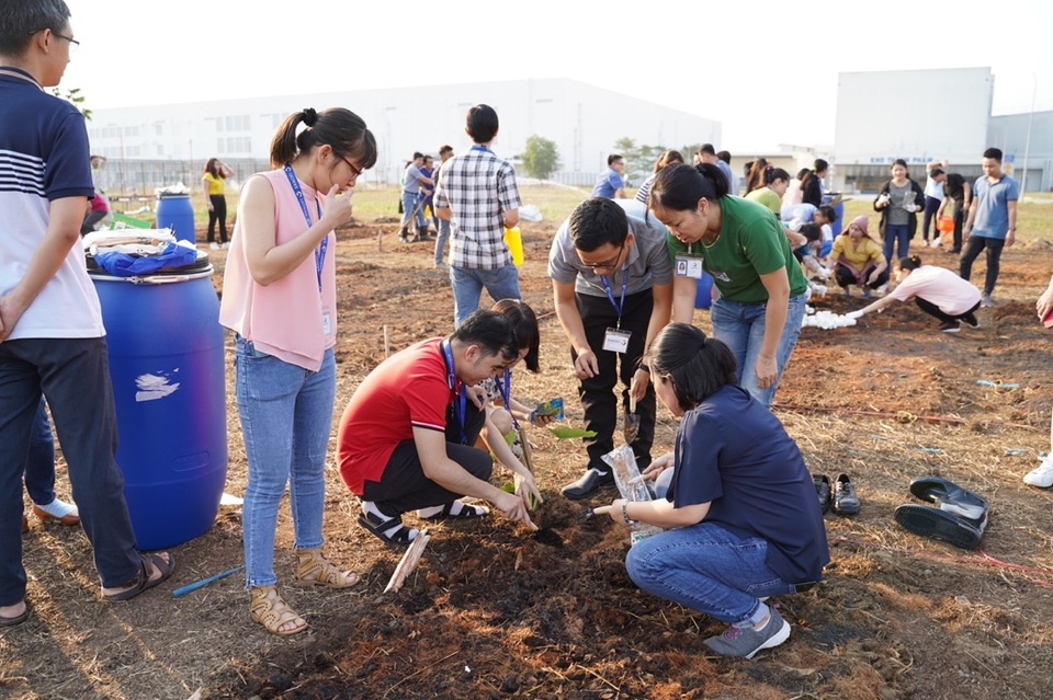Nhân viên Sanofi Việt Nam tích cực tham gia trồng cây bảo vệ môi trường – Vì một tương lai xanh - 2 Nhân viên Sanofi Việt Nam tích cực tham gia trồng cây bảo vệ môi trường – Vì một tương lai xanh - 2