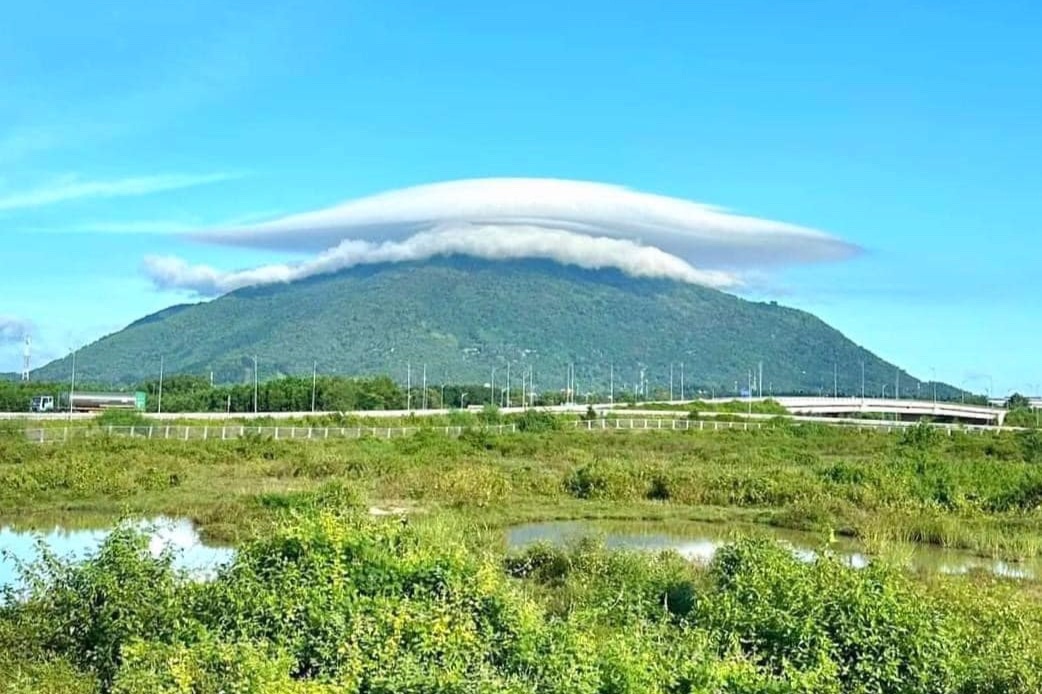 Mây hình đĩa bay xuất hiện trên đỉnh núi Chứa Chan ở Đồng Nai - 1