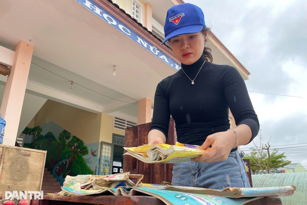 Trường học ngổn ngang sau bão, trong lớp có cả rắn - 2 Trường học ngổn ngang sau bão, trong lớp có cả rắn - 2