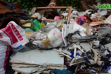 Hà Nội: Rùng mình ngập ngụa rác thải tại cầu vượt Hoàng Hoa Thám – Văn Cao