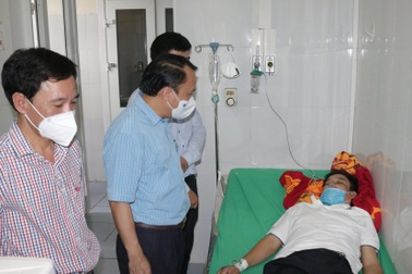 Giám đốc trung tâm y tế ngất xỉu sau 11 ngày căng mình chống dịch